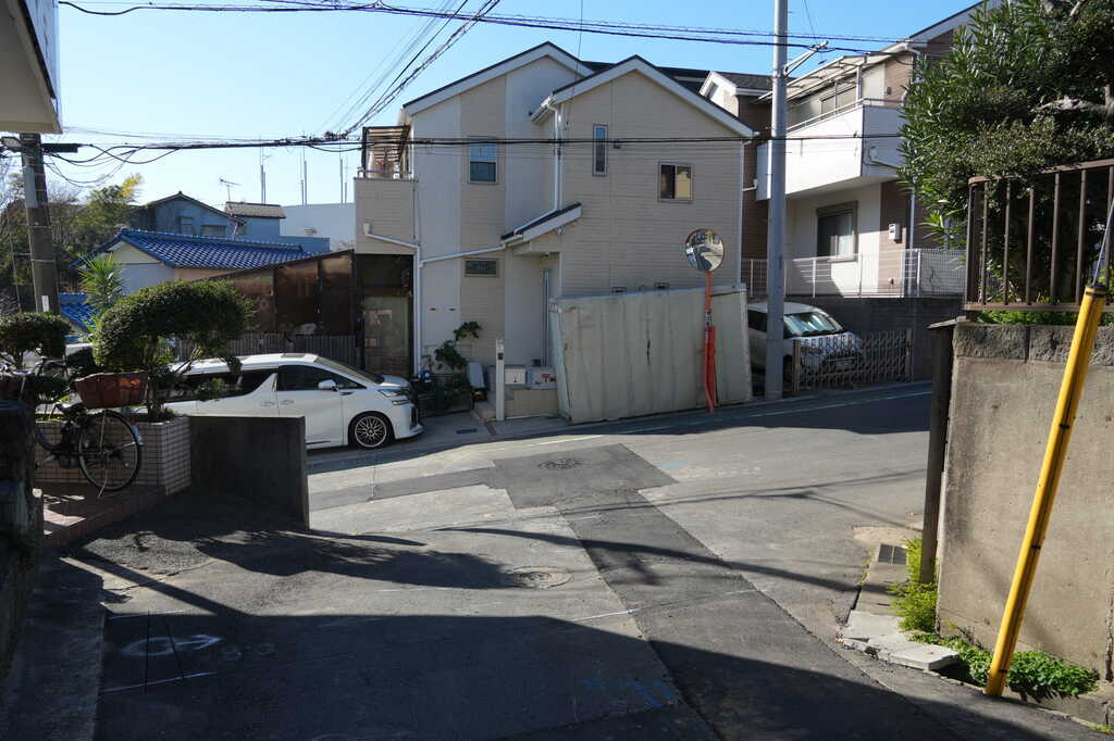 市川大野郵便局東の丁字路北から