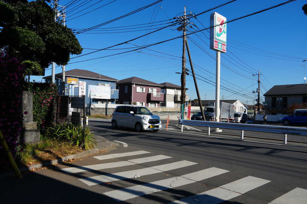 市川市大野地域ふれあい館角の信号十字路から東へ