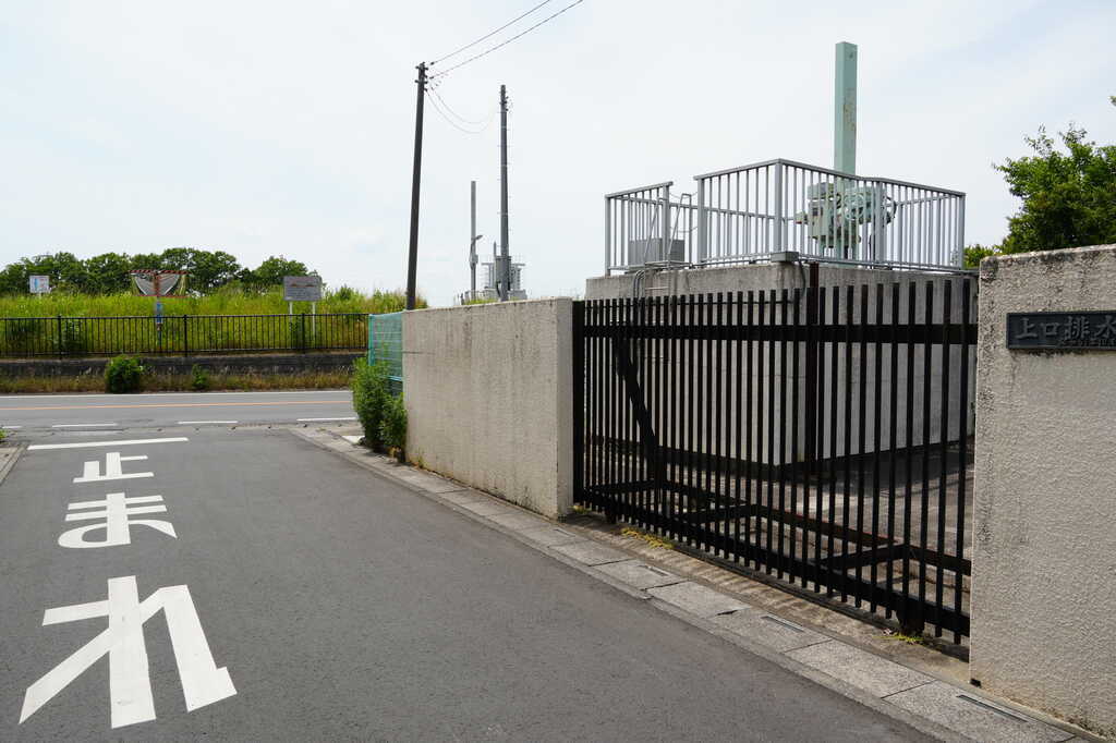 中川左岸上口排水機場から埼玉県道67号と左岸堤防