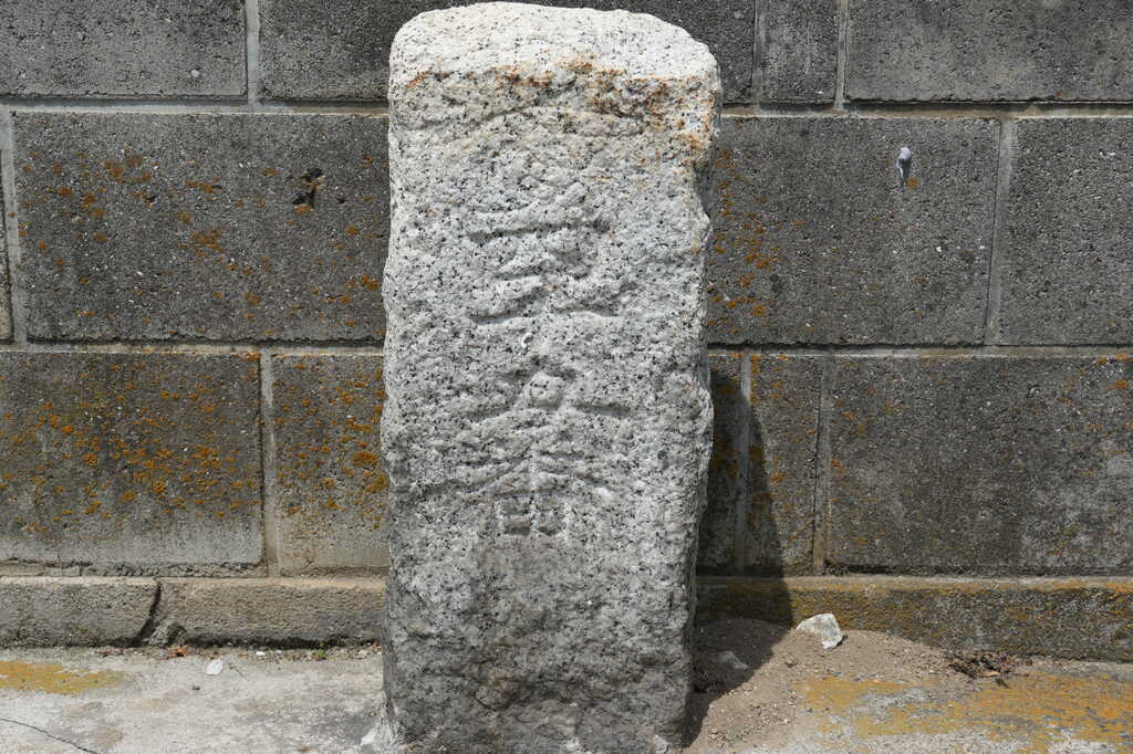 彦成通り上口善照寺丁字路の白い標識塔