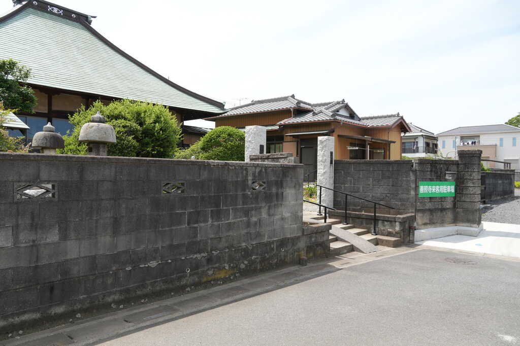 上口善照寺東側入口前