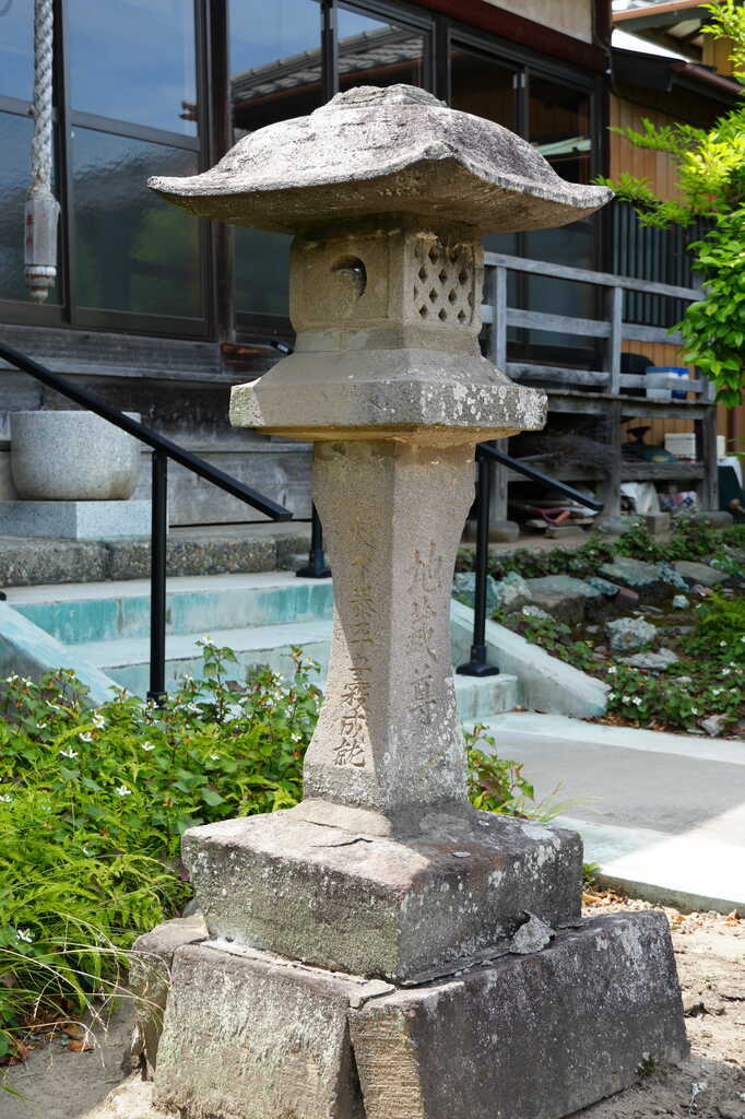 上口善照寺常夜灯正面左面