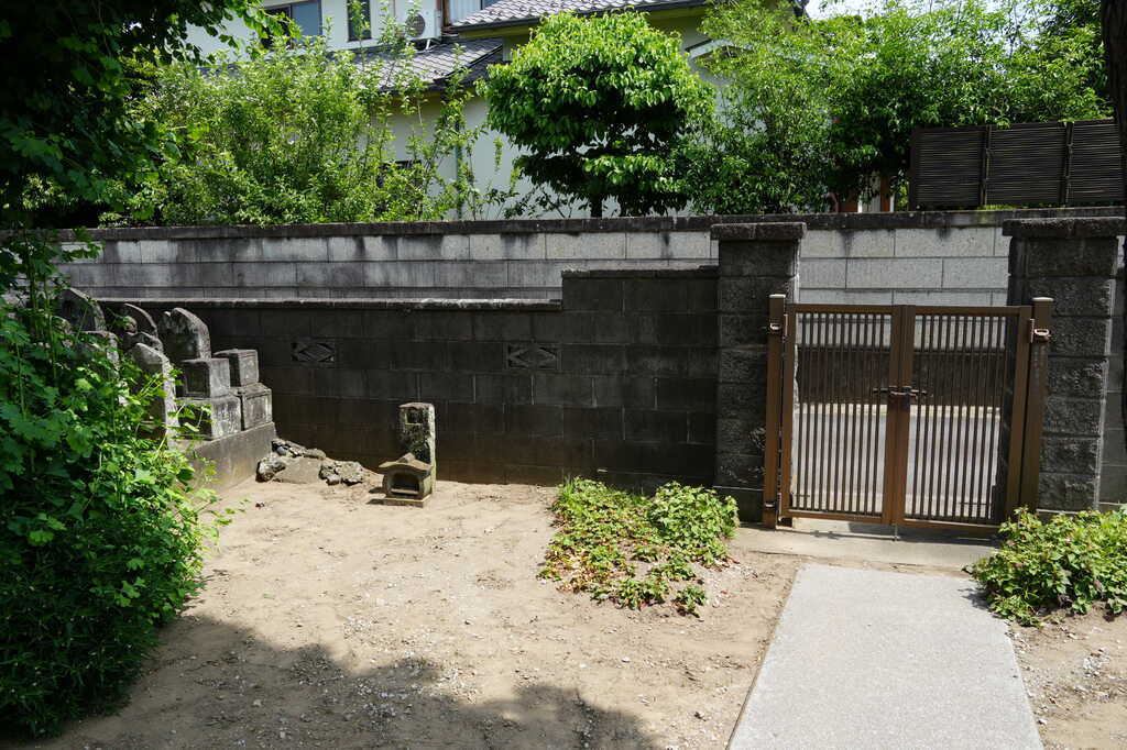 上口善照寺南側入口と馬頭観音石塔