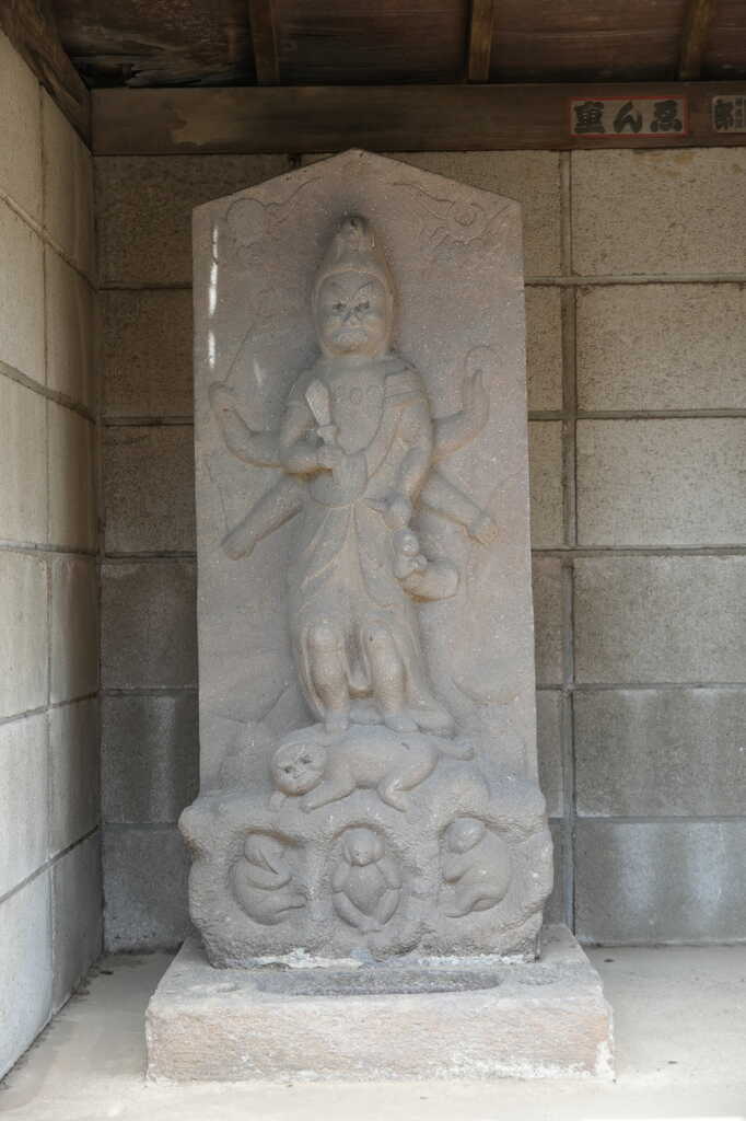 上口善照寺東の青面金剛庚申塔正面