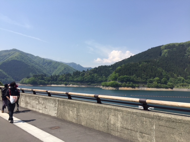 ダム沿いを歩く