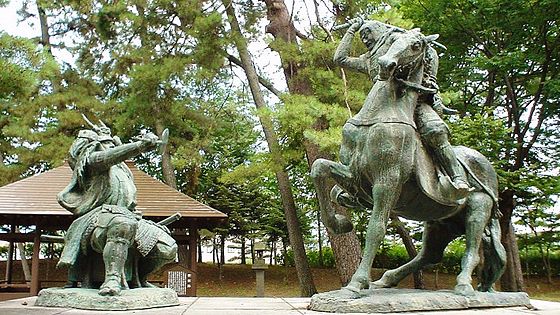 武田信玄と上杉謙信の一騎打ち像
