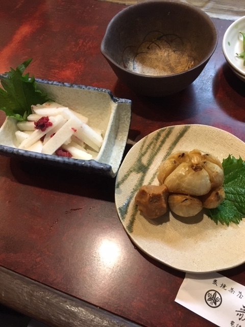 山芋の梅合えとにんにくの丸揚げ