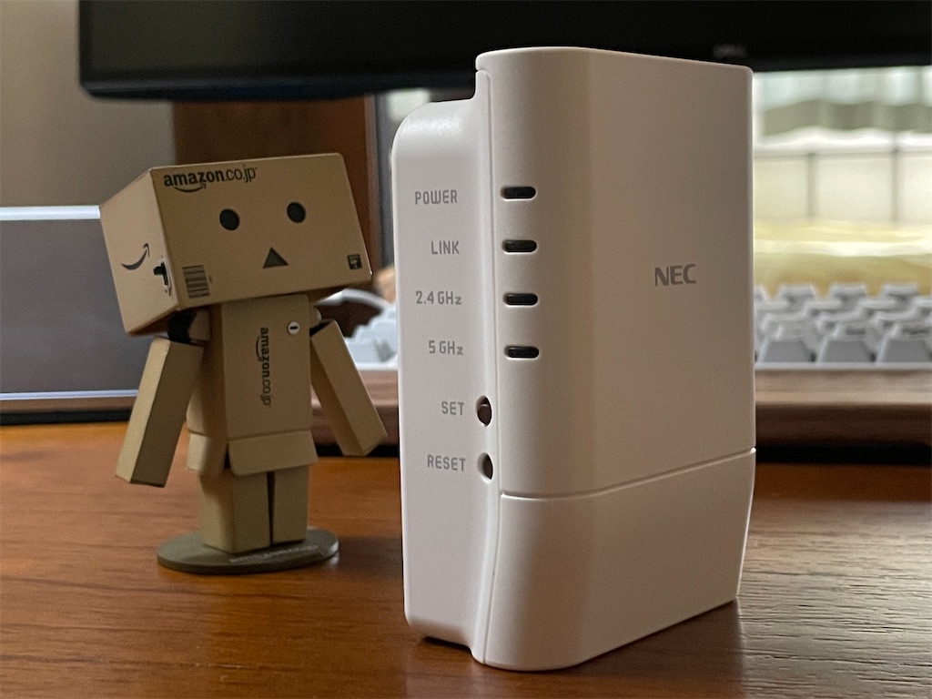 Wi-Fi中継機を見上げるダンボー Wi-Fi中継機を見上げるダンボー