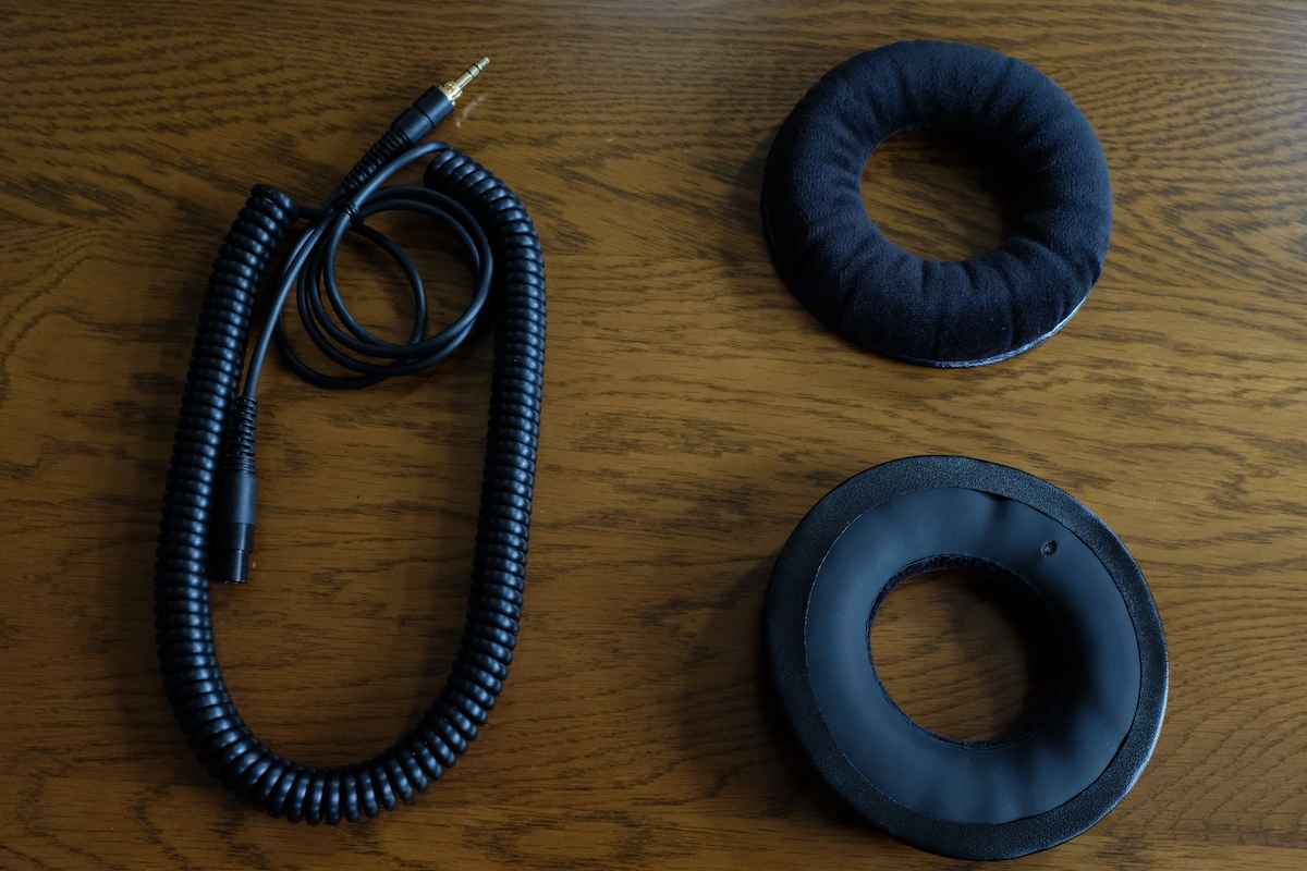 ヘッドフォンケーブルとベロアのイヤーパッド ヘッドフォンケーブルとベロアのイヤーパッド