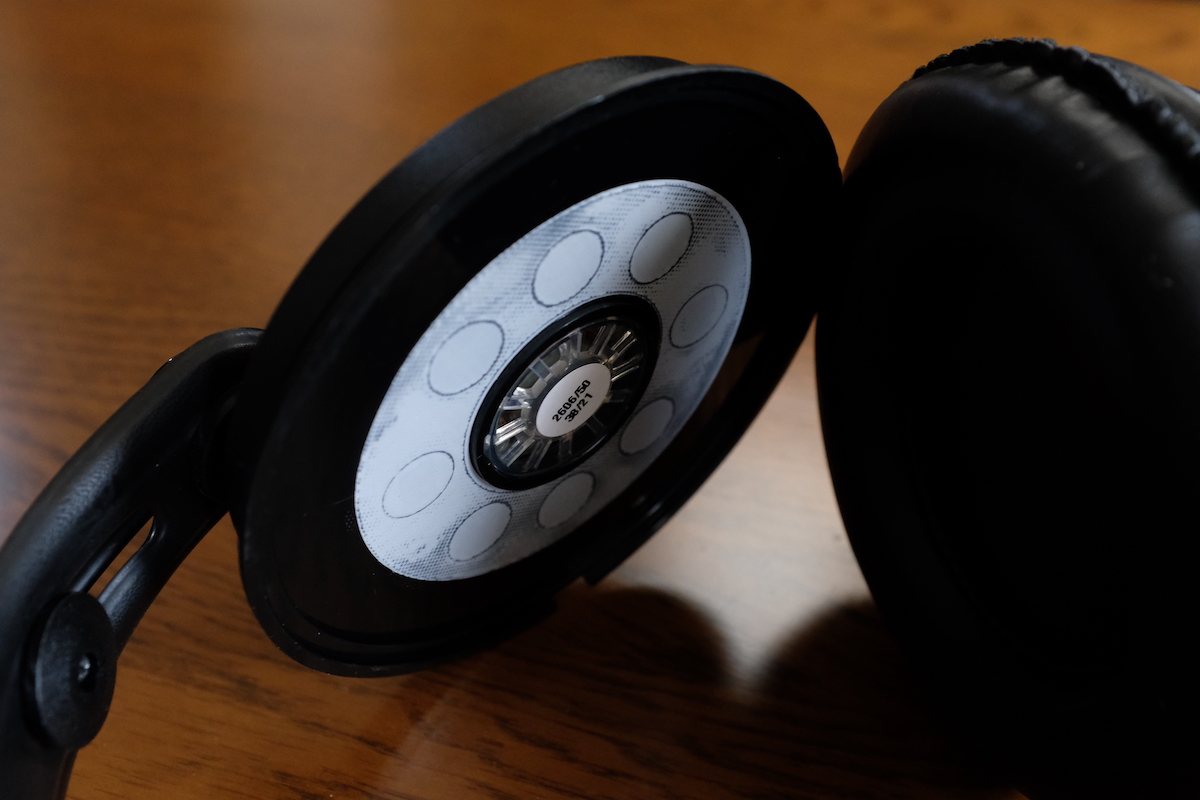 イヤーパッドを取り外したところ イヤーパッドを取り外したところ