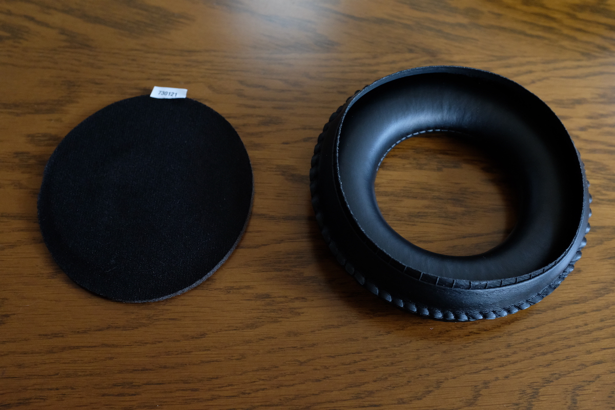 取り外したイヤーパッド 取り外したイヤーパッド