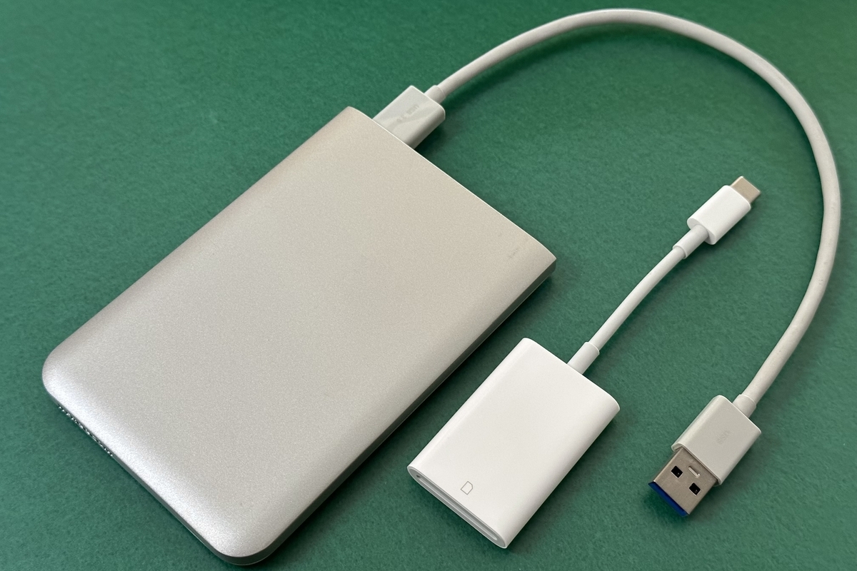 ポータブルHDDとApple USB-C SDカードアダプタ ポータブルHDDとApple USB-C SDカードアダプタ