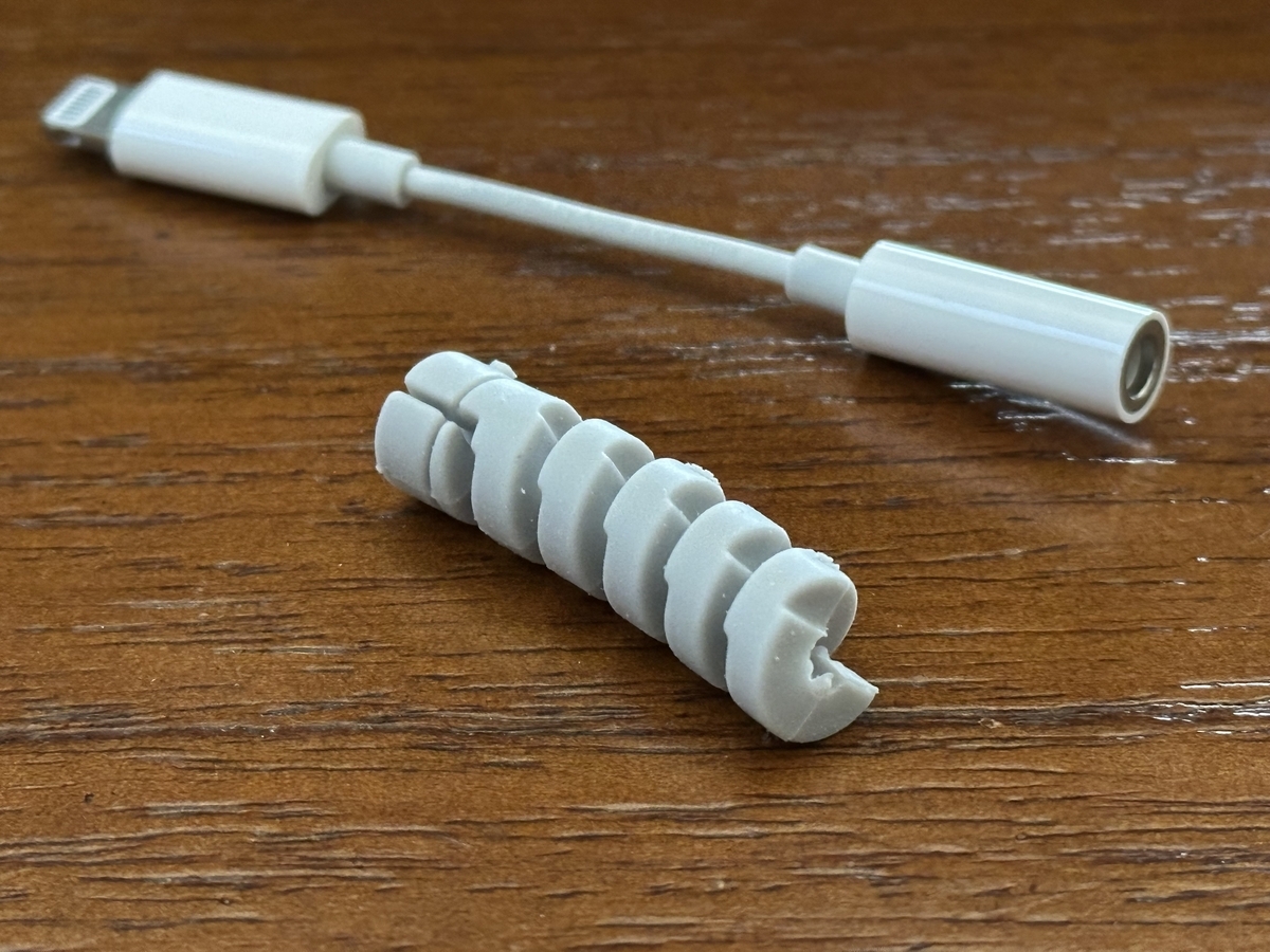 Lightning - 3.5mmヘッドフォンアダプタとケーブルプロテクター Lightning - 3.5mmヘッドフォンアダプタとケーブルプロテクター