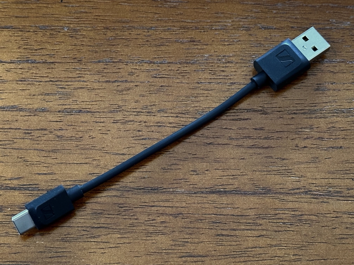 付属のUSB充電ケーブル 付属のUSB充電ケーブル