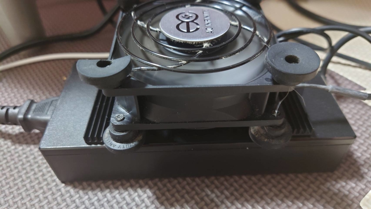 ASUS TUF Gaming A15のACアダプタが熱すぎるのでヒートシンクで冷却し 