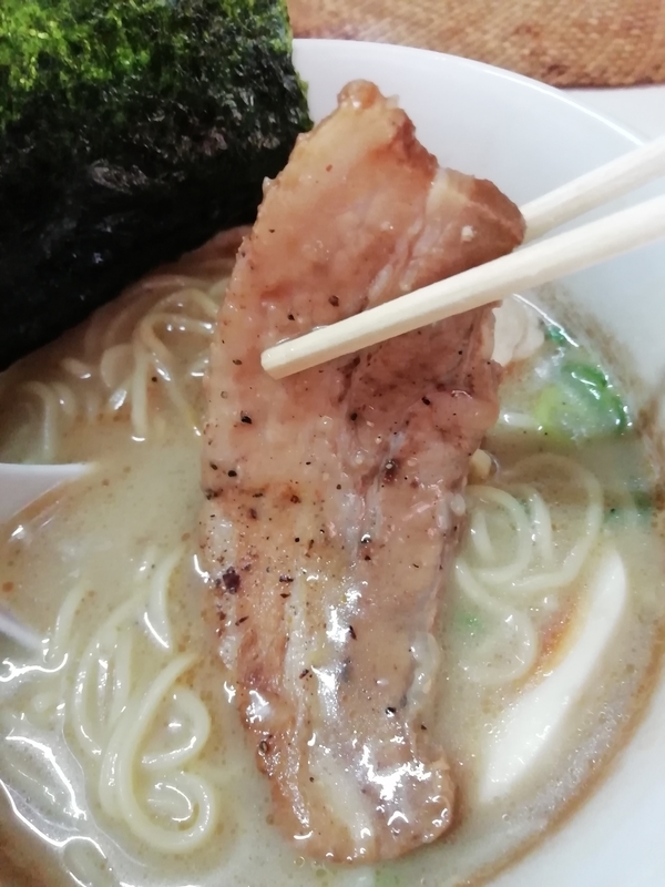 f:id:gaikotsublog:20190325133045j:plain:h350 龍門瀑さんの鶏ポタそばの豚チャーシュー