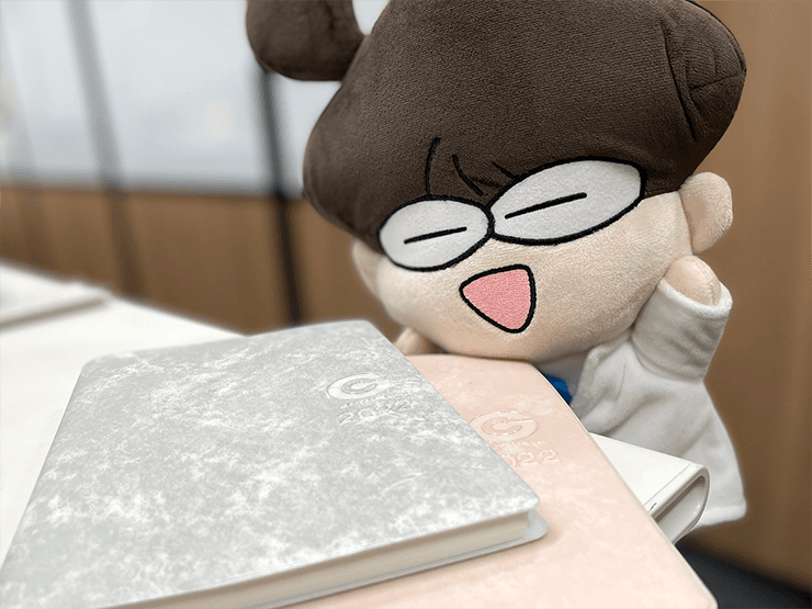 外為手帳を眺めるベレーちゃん