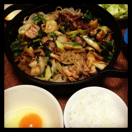 今夜は鳥すき(´¬｀) ネギが旨い、春菊も旨い。