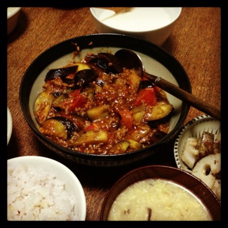 今夜は茄子トマト豆 炒めと蓮根花椒炒めと中華スープとトロロとごは