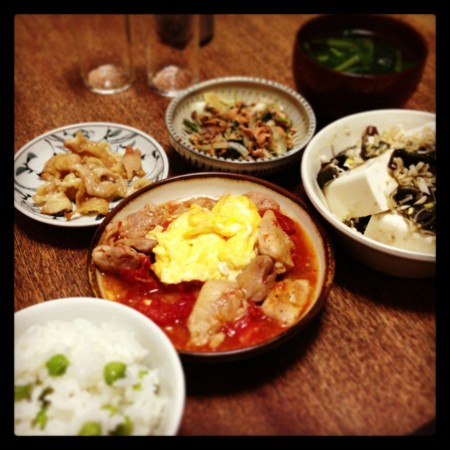 今夜は鶏トマト卵オイスター炒めとピータン豆腐と炙り鶏皮と香草サー