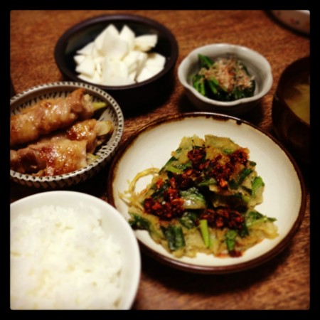今夜はチヂミとミョウガ豚巻きとポン酢ほうれん草とカブの塩漬けとみ