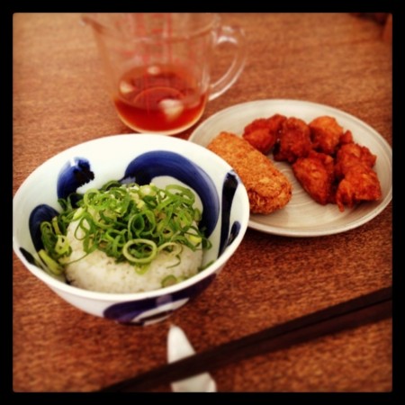 今日の昼ごはんは肉屋のメンチカツと鳥唐揚げと九条ネギの冷やしだし