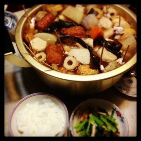 今夜は実家でおでんと小松菜お浸しとごはん(´¬｀) 六人で食べます、