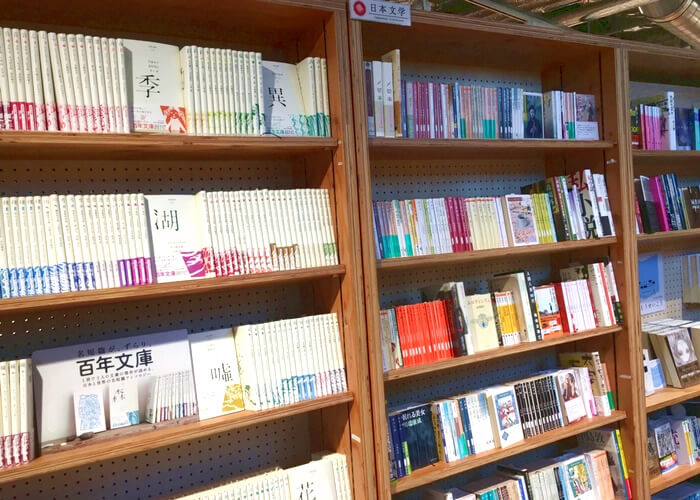 東京都内にあるブックカフェ、マルノウチリーディングスタイルの紹介