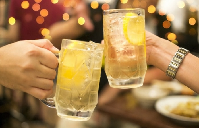 居酒屋で乾杯している写真