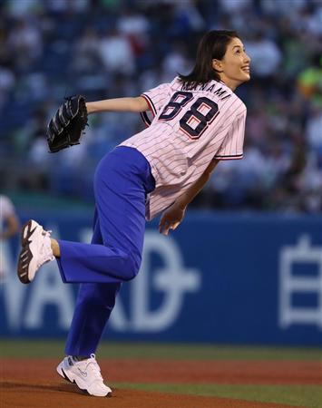 橋本マナミ　始球式