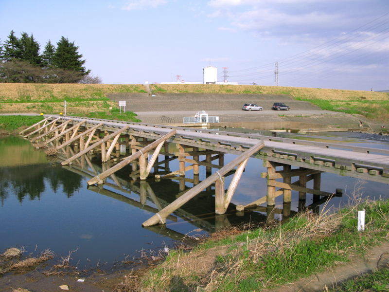 沈下橋 遅咲きのヒマワリ Garadanikki 沈下橋 遅咲きのヒマワリ Garadanikki
