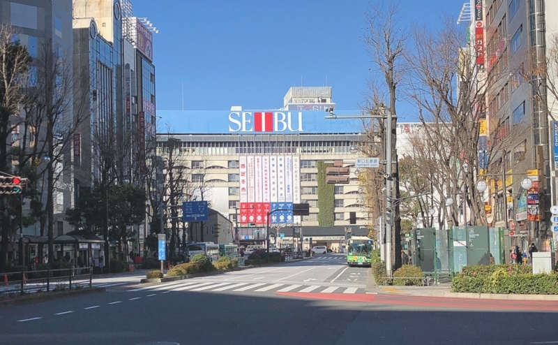 池袋東口五差路、2018年元日の午前10時の様子。※無断転載お断り。