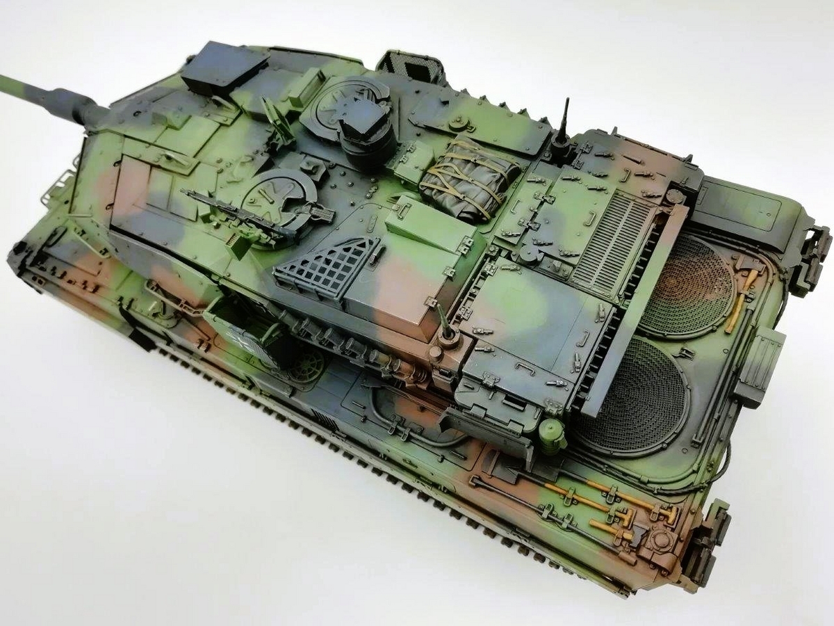 レオパルド2A7V タミヤ1/35完成品 1/35 ドイツ連邦軍主力戦車 レオパルト2 A7V: スケールモデル