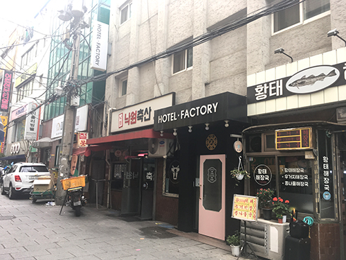 ホテルファクトリーの入り口＆外観