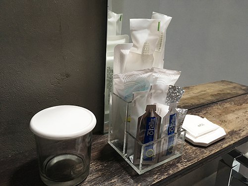 ホテルファクトリー201号室のバスルーム備品