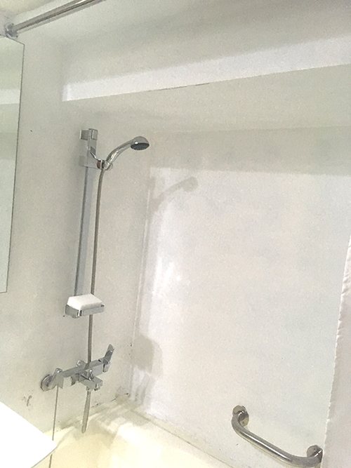 ホテルファクトリー201号室バスルームの天井