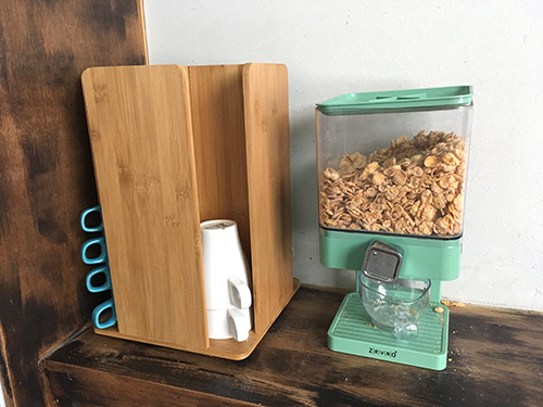 ホテルファクトリーの無料朝食シリアル＆キッチン備品