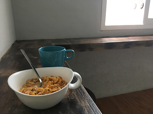 ホテルファクトリーの無料朝食シリアル＆コーヒー