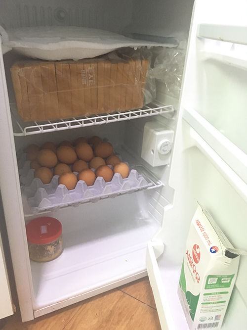 ホテルファクトリーの無料食材パン、卵、牛乳