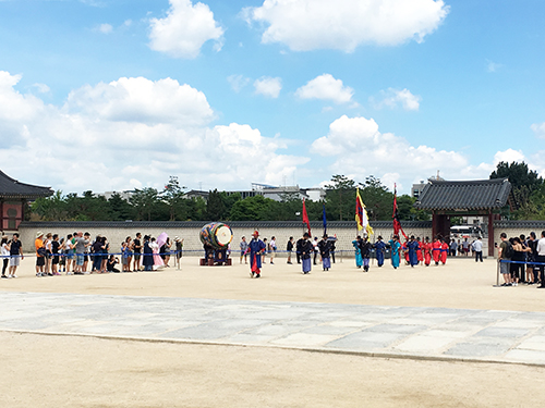 景福宮守門将交代儀式開始前従事官と兵士スタンバイ