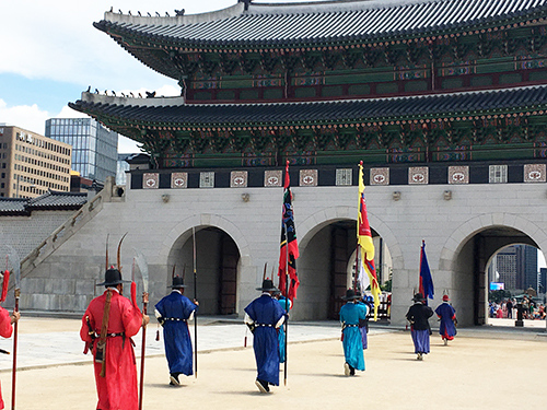 景福宮守門将交代儀式開始前従事官と兵士スタンバイ