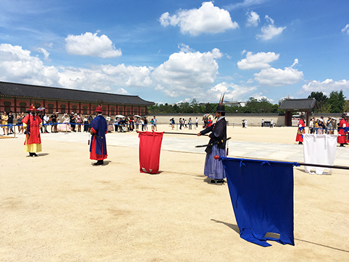 景福宮守門将交代儀式退場行進