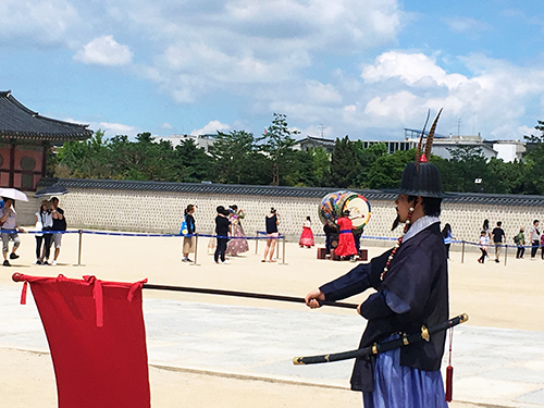 景福宮守門将交代儀式退場行進