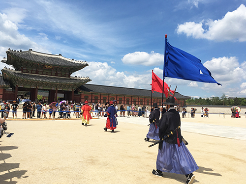 景福宮守門将交代儀式退場行進