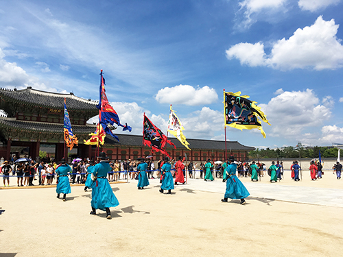 景福宮守門将交代儀式退場行進