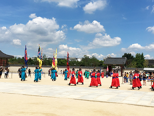 景福宮守門将交代儀式退場行進