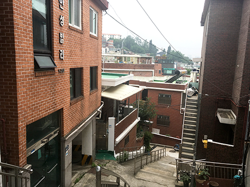 厚岩洞の住宅街にある急斜面の階段