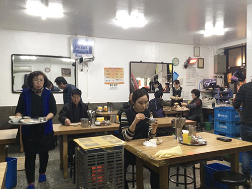 南大門市場で朝食。鶏煮込みスープ、タッコムタン in ローカル食堂。[会賢]｜タッチンミ