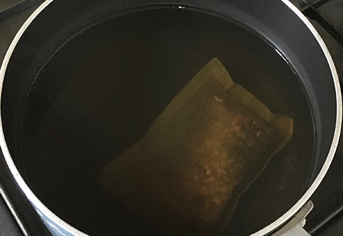 とうもろこしひげ茶を煮出す