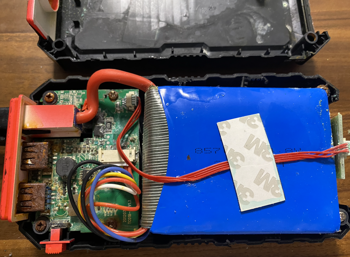 アクシデント発生で、ジャンプスターターのバッテリーを泣く泣く分解